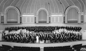 The Chicago Symphony Orchestra and Chorus onstage in March 1959. Also pictured is chorus director Margaret Hillis, music director Fritz Reiner, and associate conductor Walter Hendl.